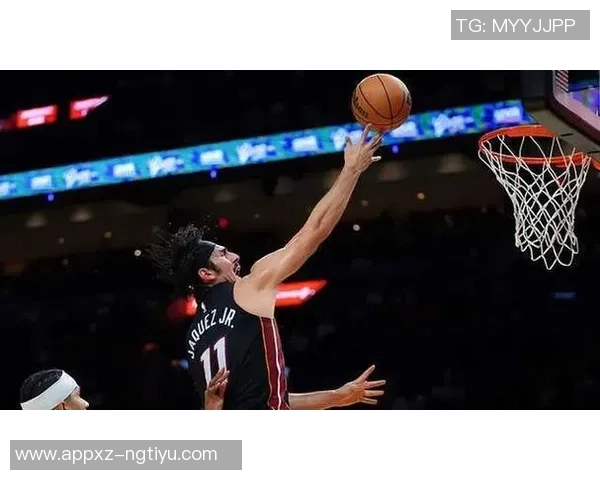 哈克斯替补登场26分钟高效表现14投9中斩获21分3篮板2助攻